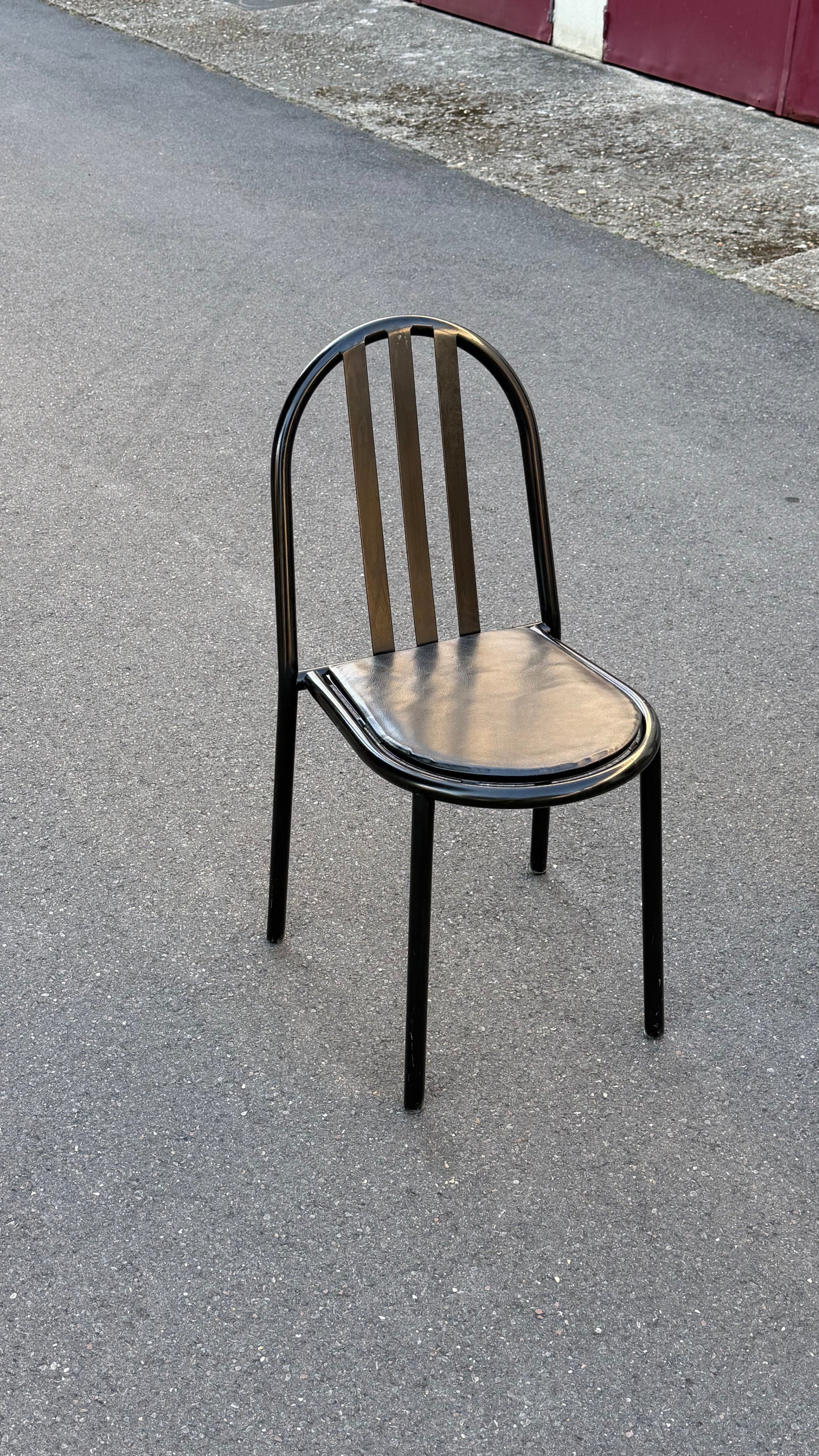Chaise modèle 222 par Robert Mallet-Stevens (1886-1945)